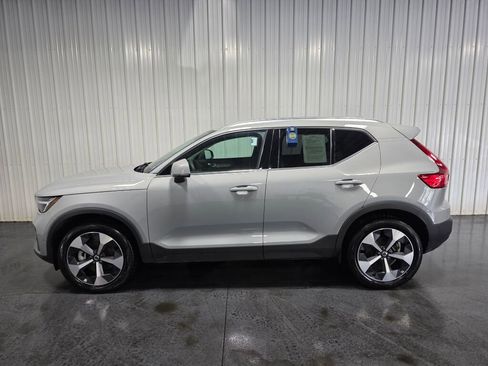 Used 2024 Volvo XC40 B5 Plus AWD/4WD image 4
