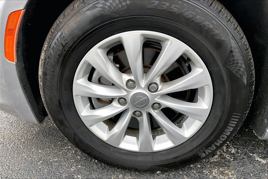 Used 2019 Chrysler Pacifica Touring Plus w/ Cold Weather Group FWD image 8