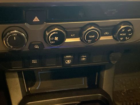 Used 2018 Toyota Tacoma SR5 image 19