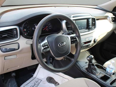 Used 2019 Kia Sorento AWD V6 image 12