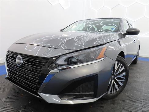Used 2025 Nissan Altima 2.5 SV FWD image 1