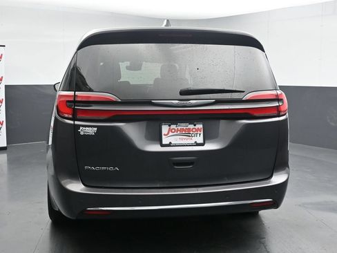 Used 2023 Chrysler Pacifica Touring-L FWD image 7
