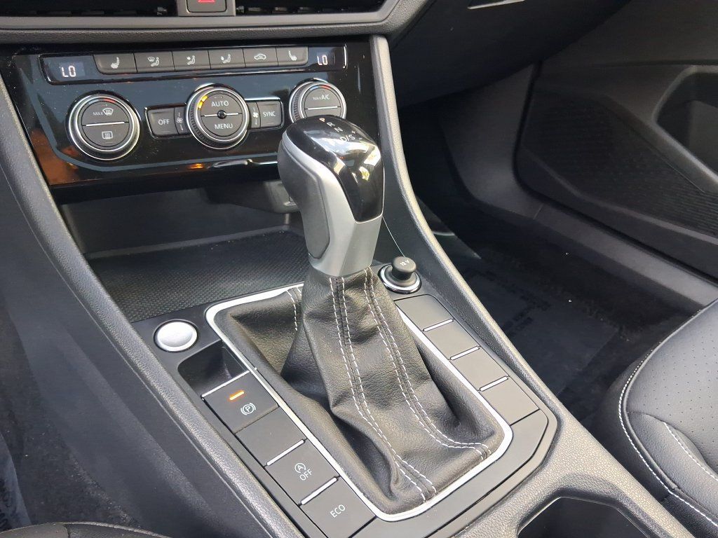 Used 2023 Volkswagen Jetta SE w/ Panoramic Sunroof Package FWD image 24