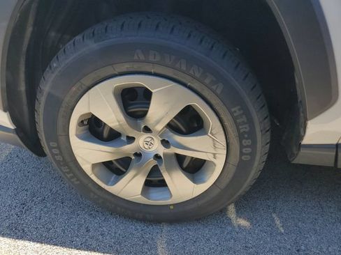 Used 2019 Toyota RAV4 LE AWD/4WD image 7