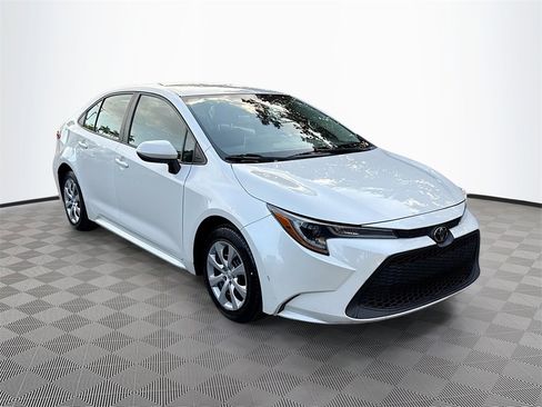 Used 2021 Toyota Corolla LE image 4