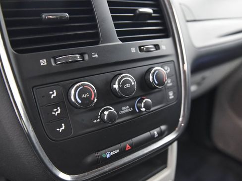 Used 2019 Dodge Grand Caravan SE image 21