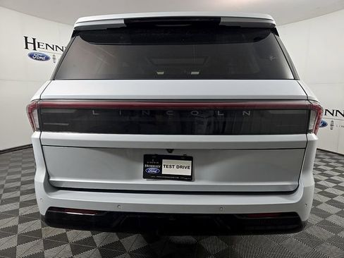Certified 2025 Lincoln Navigator Reserve AWD/4WD image 6