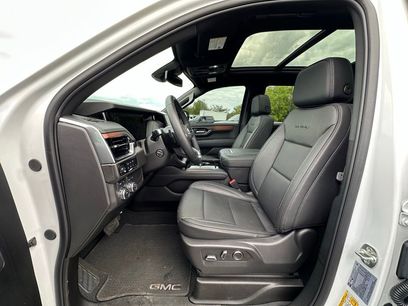 Used 2025 GMC Yukon Denali w/ Sun & Power Step Package