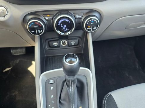 Used 2025 Hyundai Venue SEL FWD image 21
