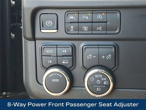 Used 2025 Chevrolet Suburban Premier AWD/4WD image 9