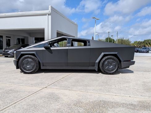 Used 2024 Tesla Cybertruck AWD Crew Cab image 8