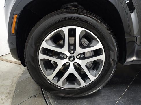 Used 2025 Land Rover Defender 110 X-Dynamic SE image 13