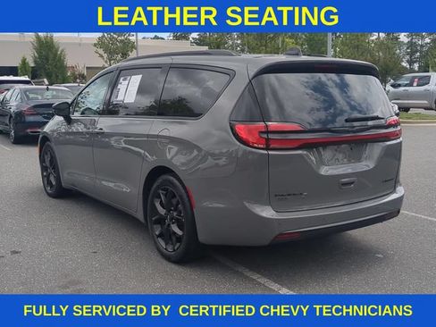 Used 2025 Chrysler Pacifica Limited FWD image 9