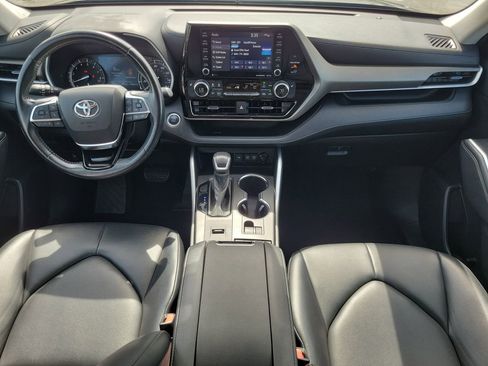 Used 2021 Toyota Highlander XLE FWD image 17
