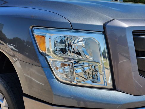 Used 2023 Nissan Titan SV w/ SV Convenience Package AWD/4WD image 9