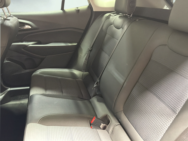 Used 2025 Chevrolet Trax LT w/ LT Convenience Package FWD image 14