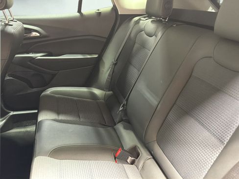 Used 2025 Chevrolet Trax LT w/ LT Convenience Package FWD image 14
