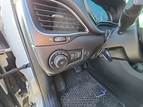 Used 2019 Jeep Cherokee Trailhawk image 22