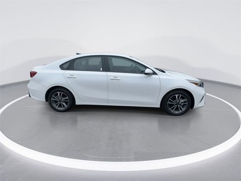 Used 2023 Kia Forte LXS image 9