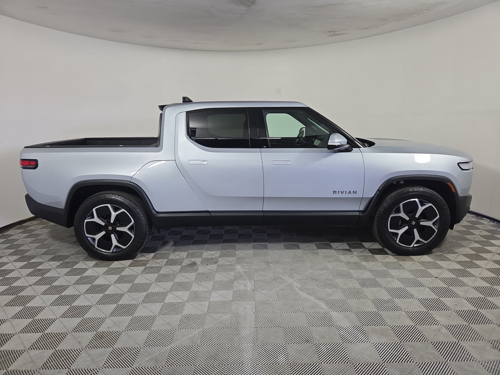 Used 2024 Rivian R1T Adventure Dual AWD/4WD image 6