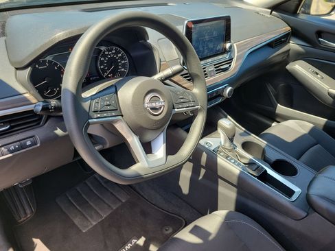Used 2025 Nissan Altima 2.5 SV FWD image 18