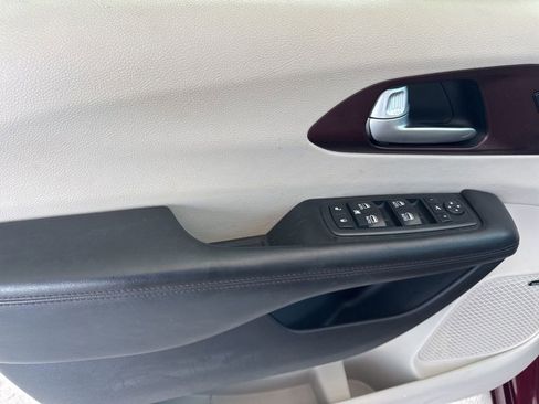 Used 2017 Chrysler Pacifica Limited image 13