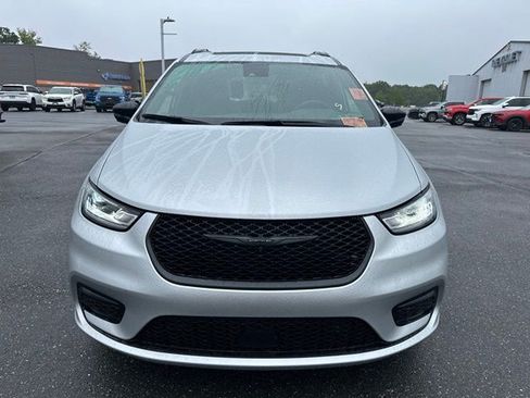 Used 2026 Chrysler Pacifica Limited w/ S Appearance Package FWD image 2