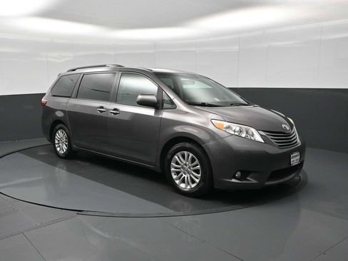 Used 2015 Toyota Sienna XLE image 1