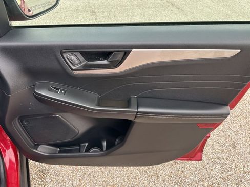 Used 2022 Ford Escape SE w/ SE Sport Appearance Package image 48