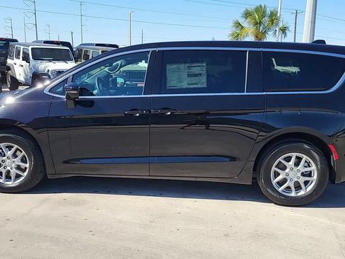 New 2026 Chrysler Pacifica Select FWD image 5