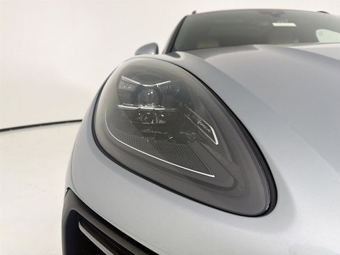 New 2025 Porsche Macan image 32