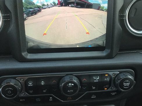 Used 2023 Jeep Wrangler Unlimited Sahara w/ Cold Weather Group AWD/4WD image 9