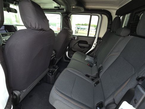 Used 2025 Jeep Gladiator Sport AWD/4WD image 13