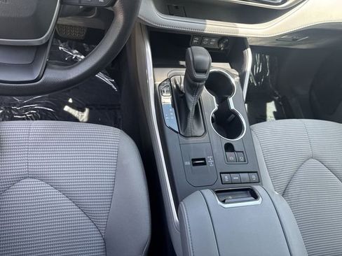 Used 2022 Toyota Highlander L FWD image 23