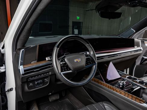 Used 2025 Cadillac Escalade ESV Sport Platinum image 17