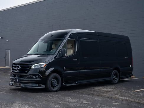 Used 2024 Mercedes-Benz Sprinter 3500 image 2