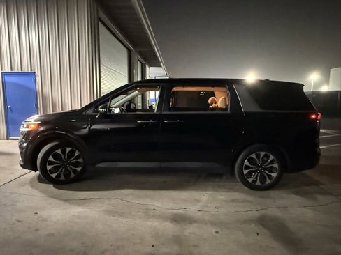 Used 2024 Kia Carnival EX image 7