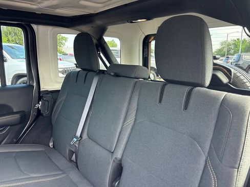 Used 2025 Jeep Wrangler Unlimited Sahara AWD/4WD image 8