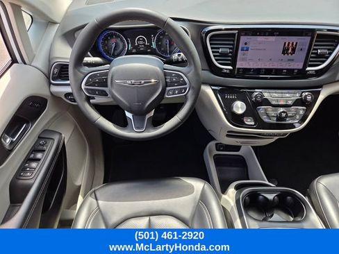 Used 2023 Chrysler Pacifica Touring-L FWD image 13