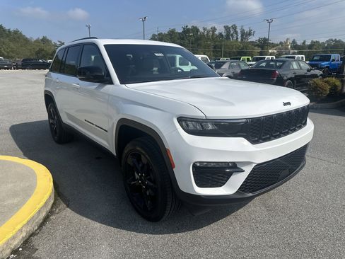 New 2025 Jeep Grand Cherokee Limited w/ Black Appearance Package AWD/4WD image 4