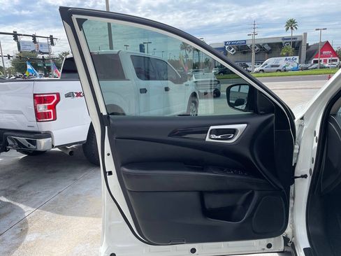 Used 2020 Nissan Pathfinder SV FWD image 9