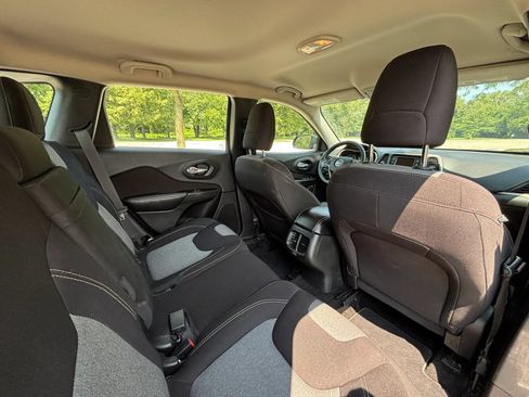 Used 2016 Jeep Cherokee Sport AWD/4WD image 13