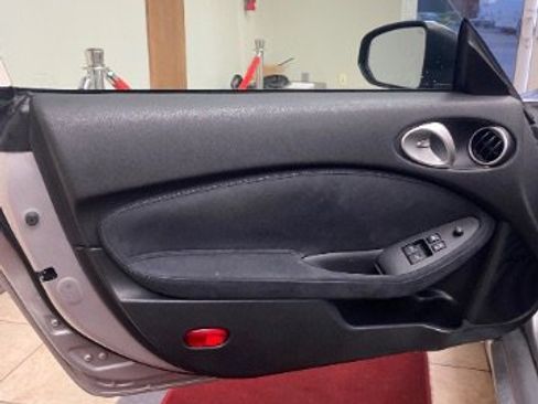 Used 2010 Nissan 370Z Touring image 12