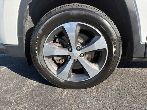 Used 2019 Jeep Cherokee Limited image 27