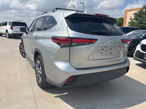Used 2023 Toyota Highlander XLE image 5