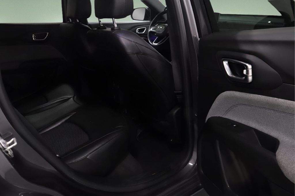 Used 2024 Jeep Compass Latitude AWD/4WD image 16
