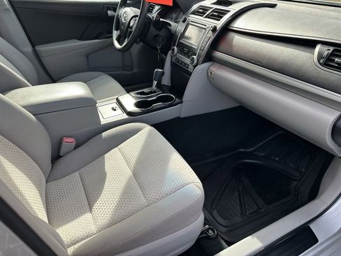 Used 2013 Toyota Camry L image 16