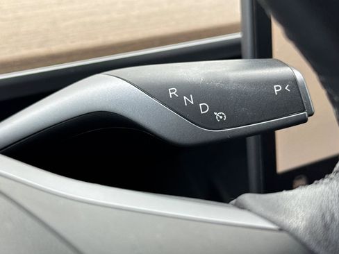 Used 2022 Tesla Model Y Long Range image 17