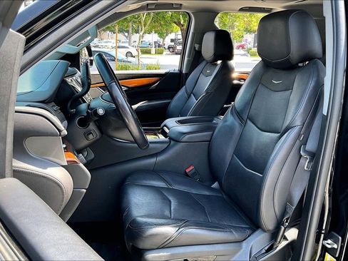 Used 2019 Cadillac Escalade Premium Luxury RWD image 10