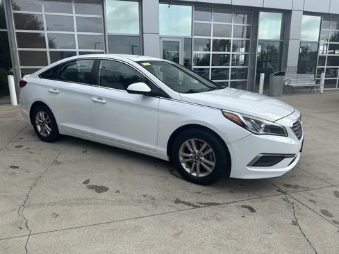 Used 2017 Hyundai Sonata SE FWD image 2